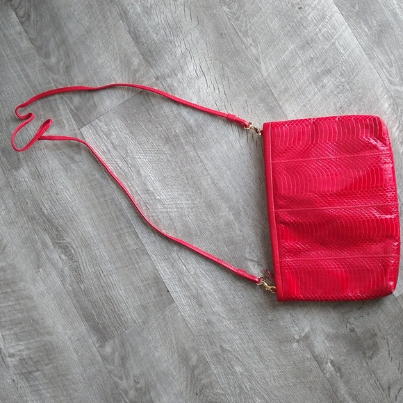 💋Lipstick Red Snakeskin Purse - Picture 3 of 4